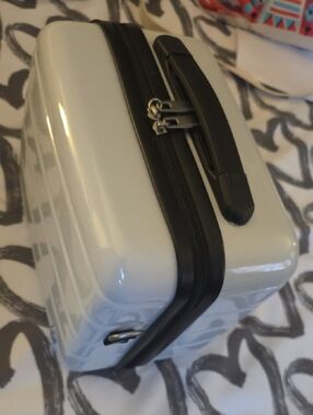 Kestrel Hard ClamShell White Carry Case - Compact Travel Cosmetic Toiletry Case